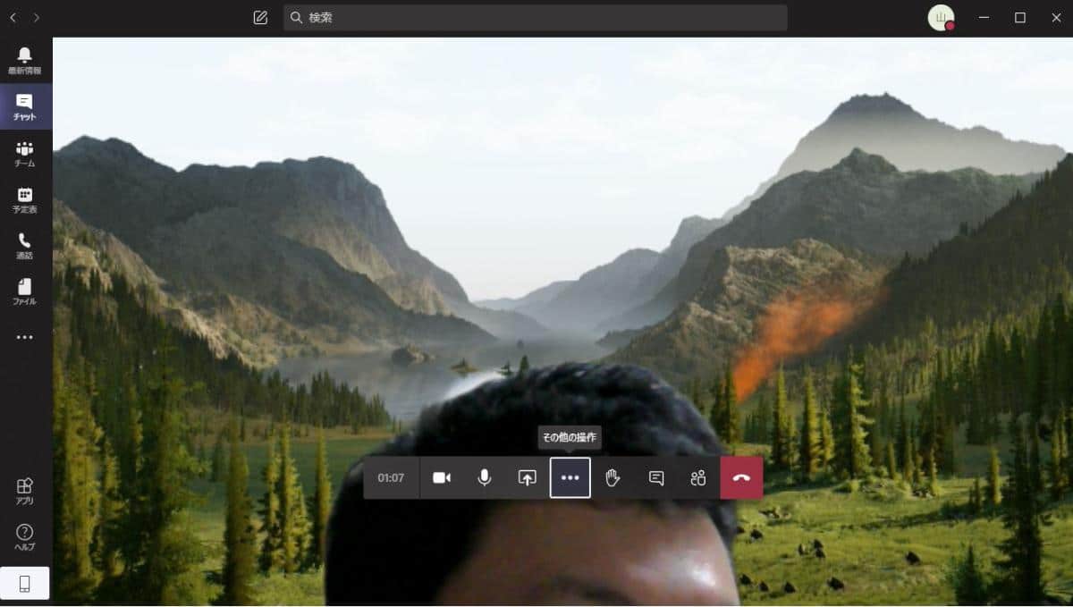Teamsのビデオ会議で仮想背景の設定方法、仮想背景でTeamsビデオ会議している様子