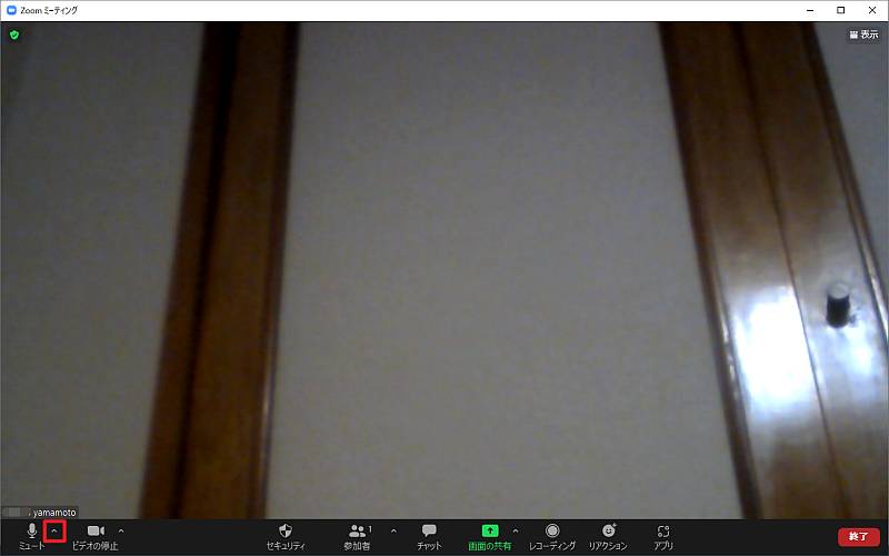 Zoomビデオ会議画面の左下にあるマイクアイコンの右上にある>マークをクリック